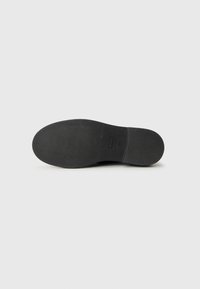 Must hele sisekülg on sileda tekstuuriga, kerge kaarega ja sirge äärega. Omab minimalistikku disaini, kus ei ole nähtavaid mustreid ega aktsente.