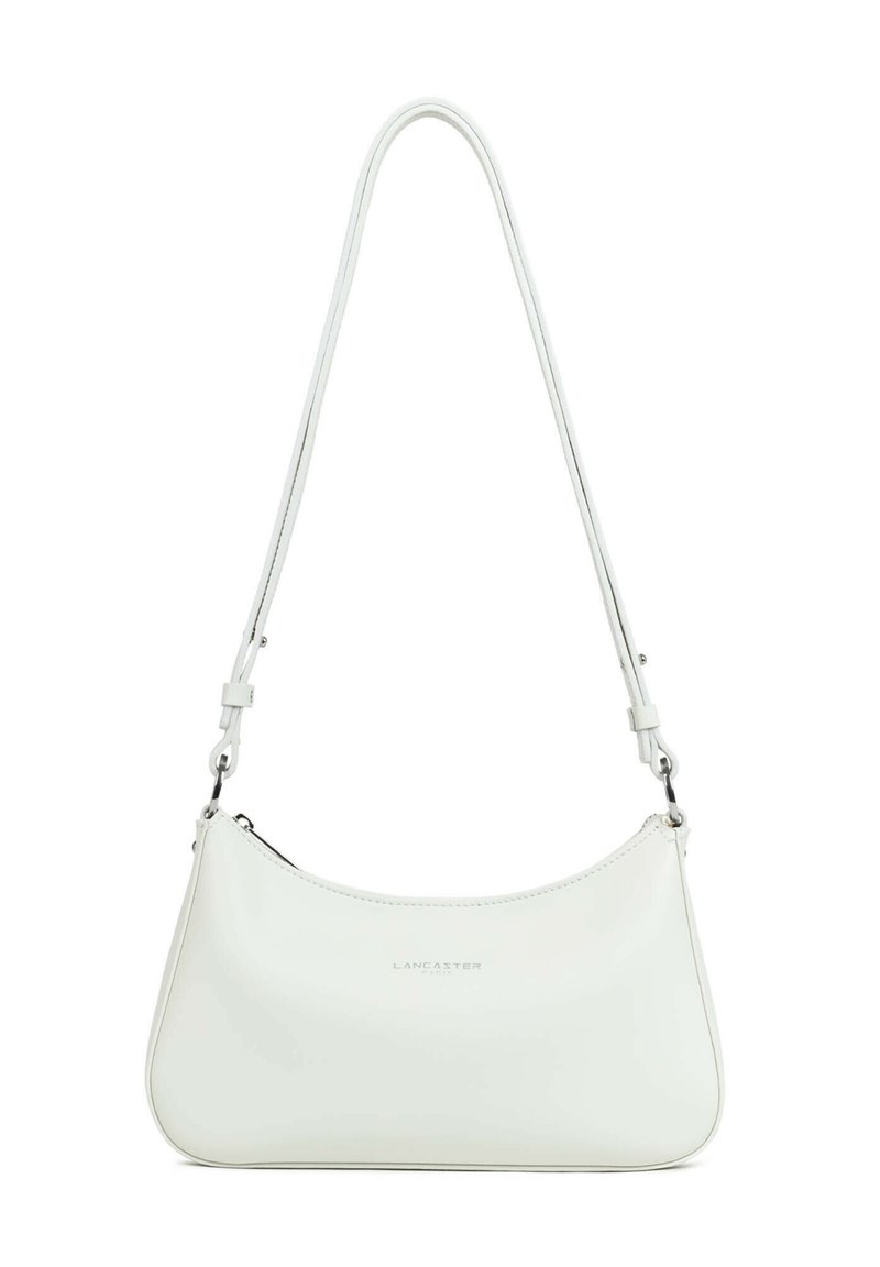 Borsa a tracolla in pelle bianca con forma curva, tracolla regolabile e chiusura con zip. Presenta un marchio discreto sul davanti.