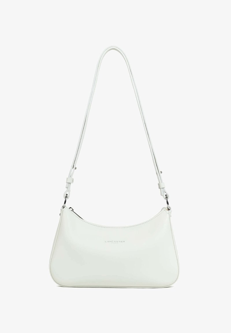 Borsa a tracolla in pelle bianca con forma curva, tracolla regolabile e chiusura con zip. Presenta un marchio discreto sul davanti.