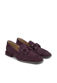 Lila Wildleder-Loafers mit einem niedrigen Blockabsatz, ziert mit einer dekorativen Schnalle und gesteppten Akzenten auf dem Obermaterial. Glatte Innenauskleidung.