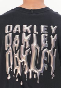 Oakley STACKED TEE - T-Shirt print - blackout