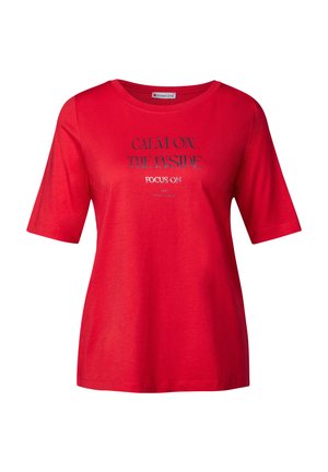 Rode T-shirt met korte mouwen, ronde hals, met bedrukte tekst: "KALM VANBINNEN FOCUS OP." Zachte katoen, relaxte pasvorm.