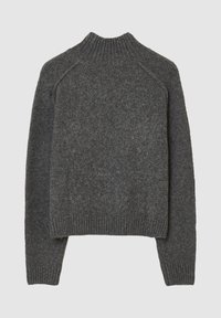 Dunkelgrauer, gerippter Strickpullover mit langen Ärmeln und hohem Kragen, flach auf einem hellen Hintergrund dargestellt.