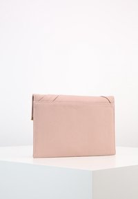 Rosa strukturiertem Leder-Clutch mit flachem Design und dezenten Steppnähten auf dem Deckel, mit einer glatten Oberfläche auf der Rückseite.
