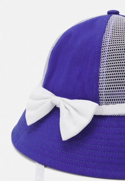 Chapéu de balde roxo com painéis de malha brancos e um laço branco na frente. Apresenta detalhes costurados e uma aba curva para proteção solar.