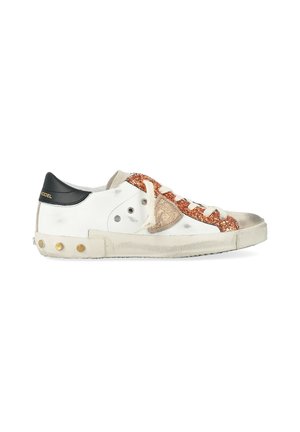 Sneaker bianca con linguetta nera, striscia di glitter rame, lacci beige e segni di usura sporca sulla suola e sulle punte.