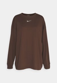 Braunes Langarm-T-Shirt mit Rundhalsausschnitt, lockerer Passform und kleinem weißen Nike-Logo in der Mitte der Brust. Weicher Stoff.