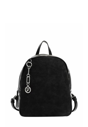 Sac à dos noir texturé avec une poignée dessus et un charme chaîne argenté avec des anneaux liés et un pendentif circulaire avec le logo SF.