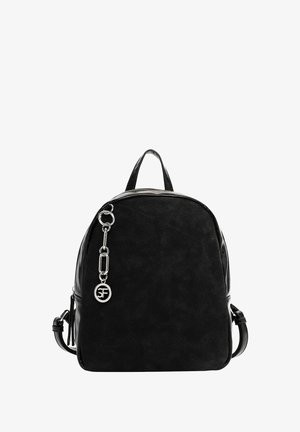 Sac à dos noir texturé avec une poignée dessus et un charme chaîne argenté avec des anneaux liés et un pendentif circulaire avec le logo SF.