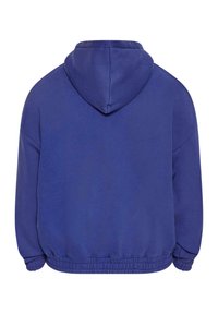 Haut à capuche bleu avec un cordon de serrage, ourlet élastiqué et poignets élastiques. Tissu doux avec une texture lisse, présentant un design simple et uni.
