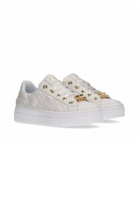 Sneakers bianchi trapuntati con suole bianche piatte, dettagli metallici dorati nei fori dei lacci e tessuto testurizzato. Design chiuso con lacci davanti.