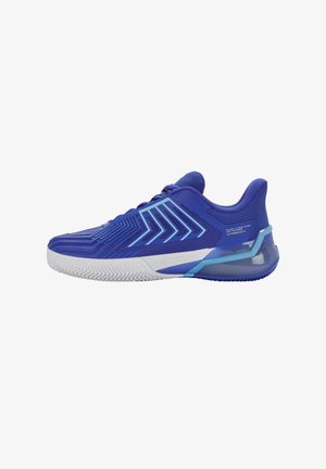 Chaussure de sport bleue avec une tige texturée, des éléments de design en zigzag, une semelle blanche et un accent transparent au talon. Matériau léger et respirant.