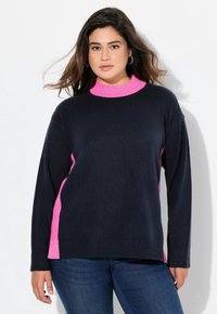 Pull bleu marine avec un col côtelé rose et des accents sur les côtés, doté de manches longues et d'une coupe décontractée. Texture douce et matériau en tricot.