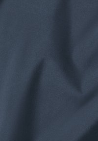 Marineblauwe stof met een gladde, licht glanzende textuur; beschikt over subtiele golven en een uniforme uitstraling over het oppervlak.