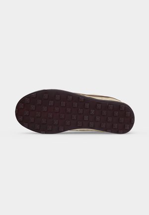 Nike Astro Grabber Leather SE Light Cream Burgundy Crush (Women's) — foto 6