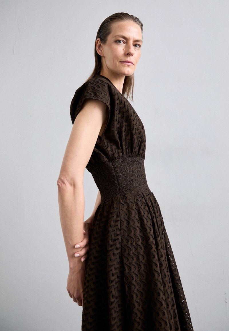 Tory Burch EMBROIDERED DRESS - Day dress - dark cacao/dark brown - Zalando