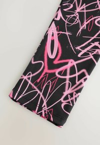 Svart tyg med rosa abstrakta hjärtmotiv i fina linjer. Materialet ser glatt ut med en lätt lyster, vikt i kanten.