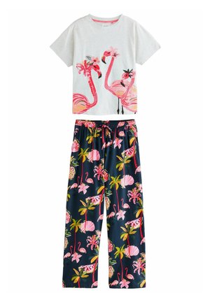 Pajama set od dva dijela koji se sastoji od svijetlosive majice s grafikom ružičastih flamingosa i crnih hlača s tropskim uzorkom cvijeća i flamingosa.