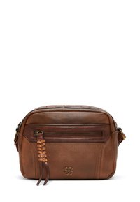 Sac en cuir marron à porter en bandoulière, doté d'une poche frontale zippée, d'accents tressés et de détails cloutés le long du haut. Forme rectangulaire compacte.