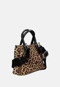 Borsa a tracolla con stampa leopardata, caratterizzata da un tessuto testurizzato con accenti in pelle nera, doppi manici e una tracolla regolabile.