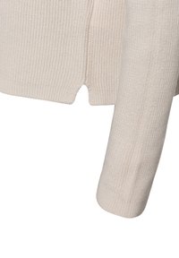 Helle beigefarbene Strickpullover mit gerippter Textur, mit hohem Kragen und seitlichen Bewegungsfalten für einen legeren Sitz. Lange Ärmel mit enganliegenden Bündchen.