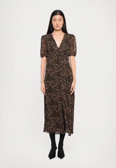 Robe noire avec un motif léopard, manches courtes bouffantes, décolleté plongeant en V et fente à l'avant, fabriquée en tissu léger et fluide.