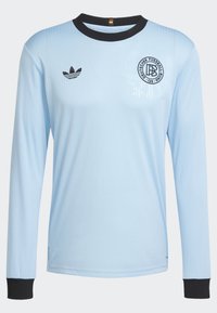 Lichtblauwe longsleeve trui met ribbelstructuur, zwarte kraag en manchetten. Bevat een Adidas-logo en een ronde embleem op de borst.