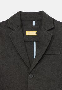 Dunkelgrauer Blazer aus strukturiertem Stoff, mit Reverskragen, einem einzigen Knopfverschluss und einem hellblauen Akzent im Inneren.