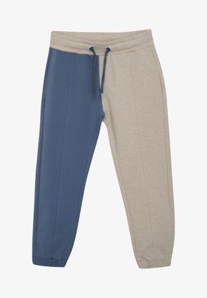 Joggers en polaire gris et bleu avec taille élastique, cordon de serrage, poches et jambes fuselées ; présente un design en blocs de couleurs contrastantes.
