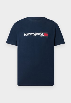 Marineblaue kurzärmelige T-Shirt mit weißem "tommyjeans" Schriftzug und einem rot-weiß-blauen rechteckigen Logo auf der Brust.