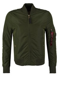 Giacca bomber verde oliva con zip frontale, colletto a coste, polsini, orlo, tasche laterali e taschino con zip sulla manica con etichetta rossa.