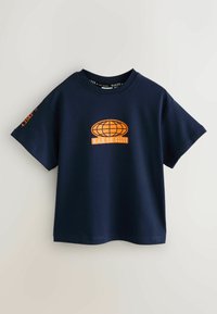 Tumesinine puuvillane t-särk, millel on oranž maakera graafika ja esiküljel bränditekst ning paremal varrukal sobiv tekst.