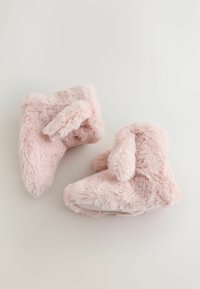 Rozā mīkstā apavīte ar pūkainu tekstūru, noapaļotu formu un truša līdzīgām ausīm, ar mīkstu oderi un neslīdošu zoli.