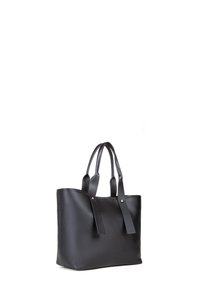 Zwarte leren schoudertas met twee platte handgrepen, rechthoekige vorm, gladde textuur en accenten in goudkleurige hardware. Eenvoudig, minimalistisch ontwerp.