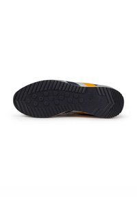 Sneaker con suola in gomma nera, parte superiore grigia e accenti gialli, blu e arancioni brillanti. Presenta un motivo di battistrada texturizzato.