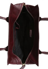 Borsa tote in pelle bordeaux con chiusura a zip, dotata di fodera in tessuto nero e due tasche interne. Texture liscia con dettagli di cucitura discreti.