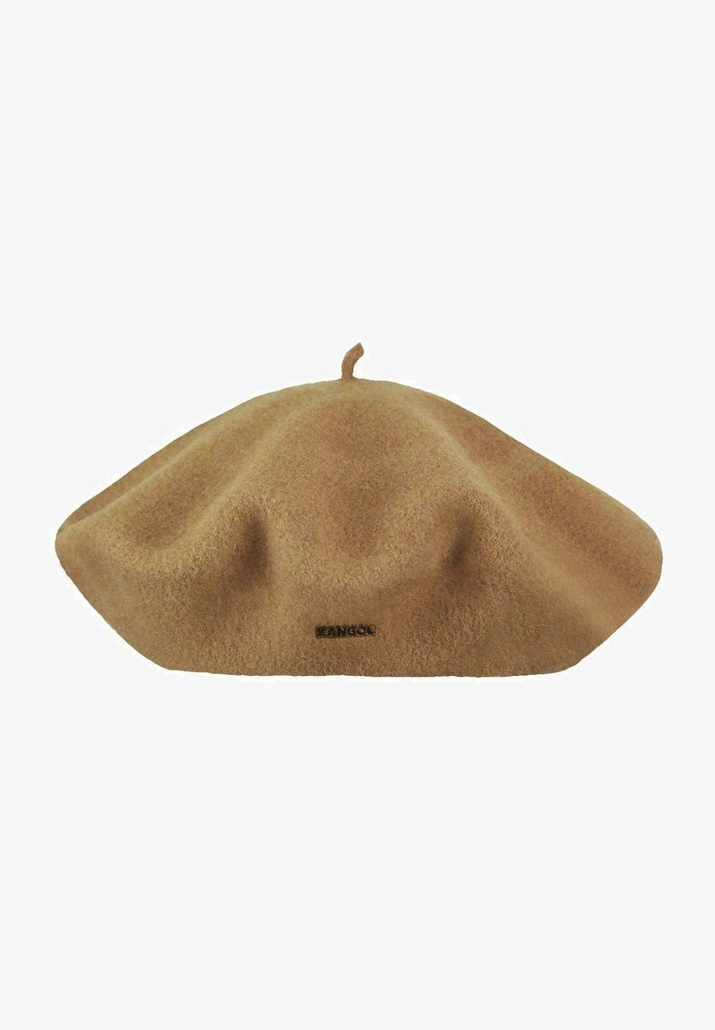 Béret en laine couleur chameau avec une petite tige sur le dessus et une étiquette de marque Kangol noire à l'avant.