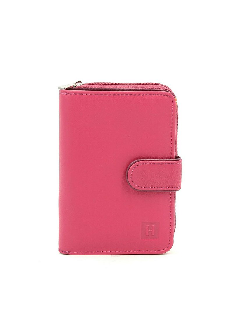 Portafoglio rosa in pelle con chiusura a zip, cinturino con bottone e logo impresso in basso a destra. Texture liscia e forma rettangolare.