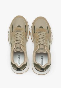 Beżowe i oliwkowe sneakersy z siateczki i zamszu, zaokrąglony czubek, teksturowana gumowa podeszwa i płaskie sznurowadła zapewniające pewne dopasowanie.