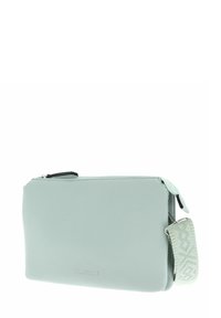 Sac en cuir texturé bleu clair avec fermeture éclair et une bandoulière à motifs. Logo de la marque affiché à l'avant. Forme rectangulaire.