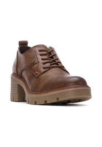 Zapatos de cuero marrón con cordones, punta redondeada, superficie texturada y suela de goma gruesa con un ligero tacón. Detalle del logo en el costado.