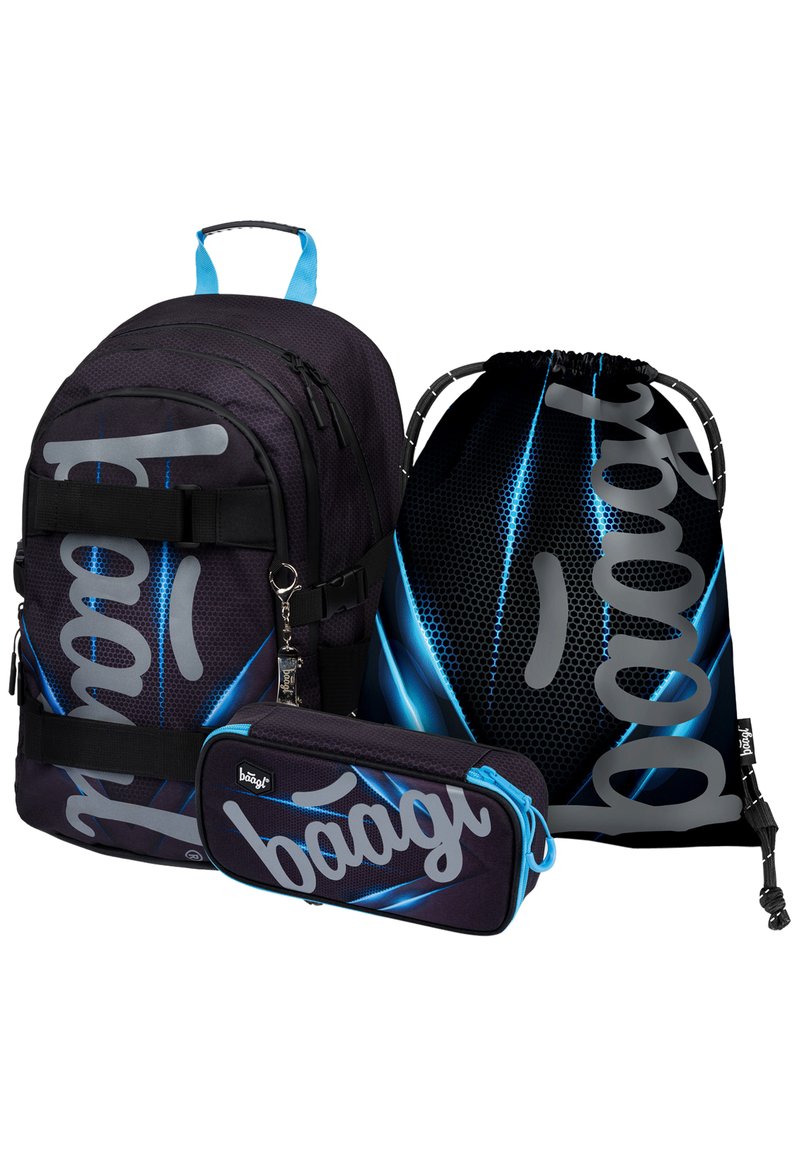 Zaino nero, borsa a sacco e astuccio presentano accenti blu, texture a rete e un grande logo bianco. Lo zaino ha spallacci regolabili.