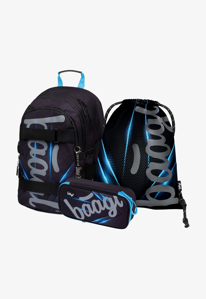 Zaino nero, borsa a sacco e astuccio presentano accenti blu, texture a rete e un grande logo bianco. Lo zaino ha spallacci regolabili.