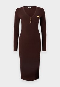 Ριμπ καφέ φόρεμα με μακριά μανίκια και V-λαιμόκοψη, με τσέπη που έχει χρυσή λεπτομέρεια και τρία κουμπιά κατά μήκος του λαιμού.