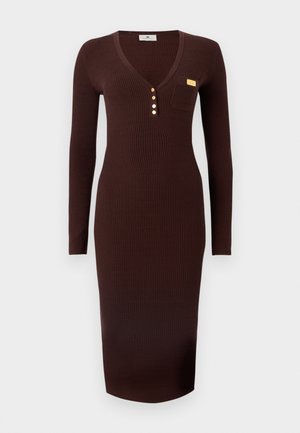 Rochie maro cu mâneci lungi, cu model striat, cu decolteu în V, având un buzunar cu un accent aurit și trei nasturi de-a lungul decolteului.