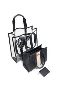 Due borse: una borsa tote trasparente con manici neri e una piccola borsa a mano nera con una striscia crema e dettagli in oro, più un portacarta abbinato.