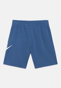 Μπλε αθλητικό σορτς από μαλακό ύφασμα με ελαστική μέση· διαθέτει το λευκό λογότυπο Nike στην αριστερή πλευρά.