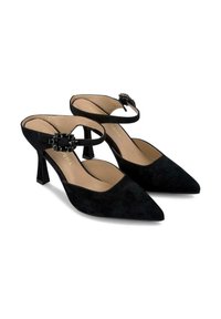 Czarne zamszowe buty na obcasie typu slingback posiadają szpiczasty czubek, blokowy obcas oraz dekoracyjny akcent z klamrą na pasku. Wnętrze ma kolor beżowy.