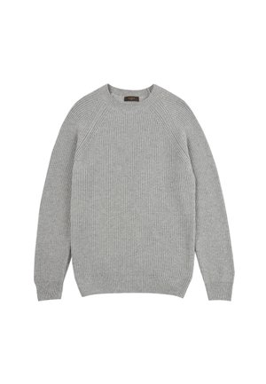 Pull en laine gris tricoté avec texture côtelée, col ras du cou et manches raglan. Présente des motifs horizontaux subtils sur l'ensemble.