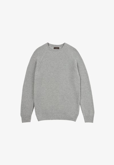 Grauer Strickpullover mit gerippter Textur, Rundhalsausschnitt und Raglanärmeln. Verfügt über subtile horizontale Muster.